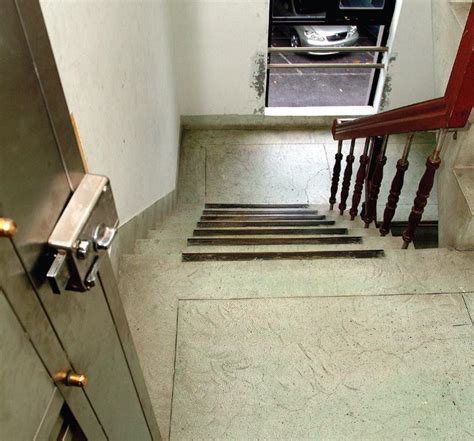 門對樓梯 崧的意思